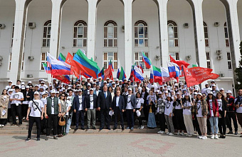 Абдулмуслим Абдулмуслимов поздравил волонтеров Дагестана с Днем добровольца