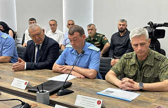 В Сулейман-Стальском районе представители Погрануправления передали родителям погибшего военного орден Мужества