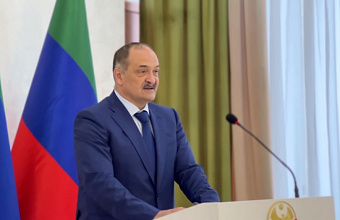 Сергей Меликов в День России вручил госнаграды отличившимся дагестанцам