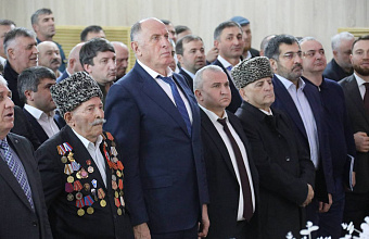 Абдулмуслим Абдулмуслимов почтил память павших в зоне СВО казбековцев