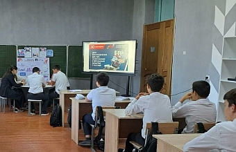 Школьники Каякентского района отметили День воссоединения ЛНР и ДНР уроками мужества