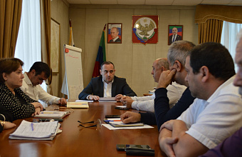 Магомед Эльдерханов провел рабочее совещание, на котором были рассмотрены актуальные вопросы развития района