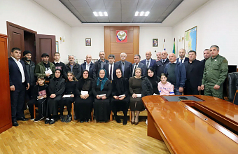 В Табасаранском районе семьям погибших участников СВО вручили 13 орденов Мужества