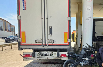 Мотоциклист влетел в припаркованный полуприцеп большегруза в Дагестане