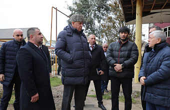 Абдулмуслим Абдулмуслимов осмотрел здание сгоревшей спортшколы в Дагестанских Огнях