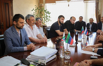 Глава Дербентского района провел встречу с отцами погибших в зоне СВО бойцов