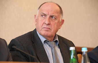 Абдулмуслим Абдулмуслимов поручил усилить персональную ответственность руководителей медучреждений за показатели младенческой смертности