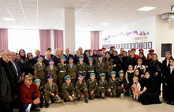 В махачкалинской школе №54 открыли 11 новых «парт героев»