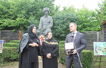 В рамках празднования Дня поэзии Гомера XX века Саид Темирханов встретился с представительницами организации «Сила матерей»