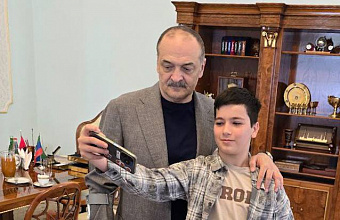 Сергей Меликов встретился Амиром Абачевым, спасшим ребенка в Домодедово