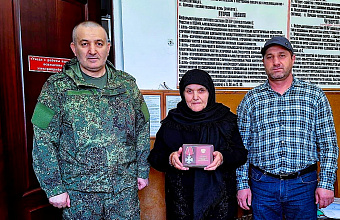 Матери погибшего участника СВО Ахмеда Гаджиева из Гумбетовского района вручили орден Мужества