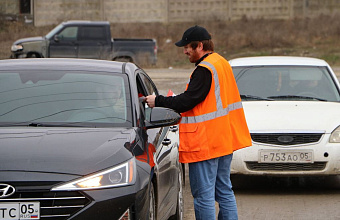 Водителям автотранспорта в Кизляре раздали памятки с правилами проезда через железнодорожные переезды