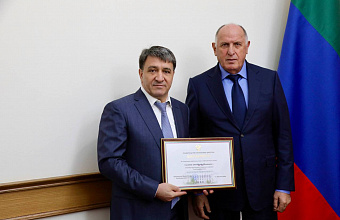 30 дагестанцев отмечены наградами в преддверии Дня единства народов Дагестана