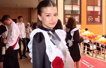 Глава Каспийска поздравил стобалльницу из Каспийской гимназии №11