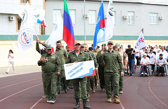 В Махачкале прошел спортивный парад: колонну возглавили ветераны и бойцы СВО