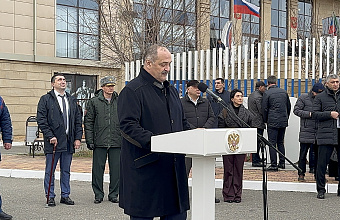 В Махачкале состоялось поднятие российского флага в рамках акции «Равнение на флаг»