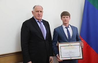 Абдулмуслим Абдулмуслимов вручил награды руководителям цифровой отрасли