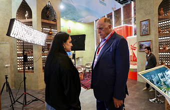 Абдулмуслим Абдулмуслимов посетил стенд Дагестана на КИФ-2025