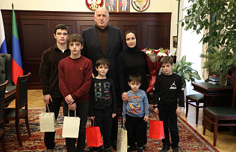 Абдулмуслим Абдулмуслимов поздравил вдову и 5-х сыновей погибшего участника СВО Ахмеда Газимагомедова с Новым годом