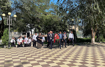 Герои России возложили венки к памятникам воинам в Карабудахкентском районе