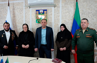 Мэр Хасавюрта передал орден Мужества и орден Святого Георгия IV степени семье погибшего участника СВО