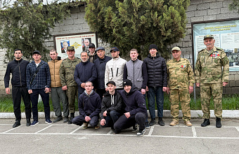В ряды Вооруженных Сил РФ проводили первую команду новобранцев из Кизлярского района
