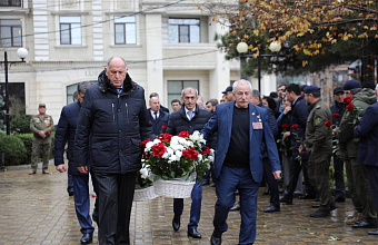 Абдулмуслим Абдулмуслимов возложил цветы к памятнику Героя России Магомеда Нурбагандова