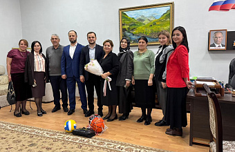 Депутаты от «Единой России» поздравили учителей столичных школ с профессиональным праздником