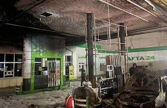 В Махачкале сгорела заправка и автомобиль, идет проверка