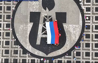 В Южно-Сухокумске торжественно развернули Государственный флаг России