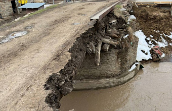 В Дахадаевском районе обрушилась часть автомобильного моста, организована проверка