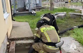 Спасатели оказывают помощь пострадавшим от дождей в Дагестане