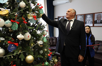 Абдулмуслим Абдулмуслимов принял участие в акции «Ёлка желаний»