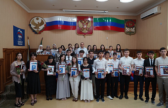 В Каякентском районе наградили лучших выпускников школ