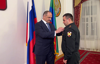 Глава Дагестана вручил офицерам государственные награды в Постпредстве РД в Москве