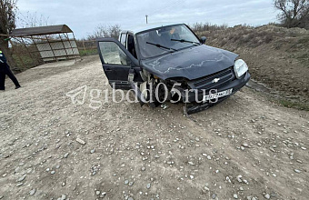 Столкновение автомобиля с бетонным блоком привело к гибели пассажирки в Дагестане