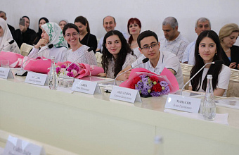 Премьер-министр Дагестана наградил стобалльников республики по ЕГЭ