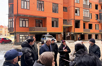 Глава Махачкалы обсудил с жителями дома, пострадавшего от взрыва газовоздушной смеси, меры по ликвидации последствий ЧП