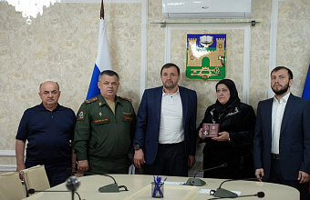 В Хасавюрте состоялась церемония передачи ордена Мужества матери погибшего на СВО военнослужащего