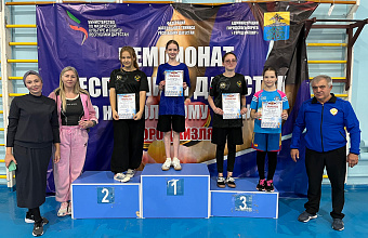 В Кизляре прошел турнир по настольному теннису среди семейных команд, посвященный Дню отца