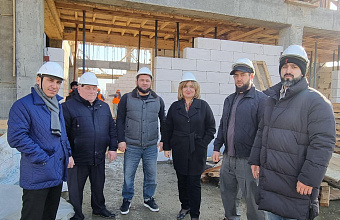 Депутаты-единороссы проверили ход строительства пристройки к школе в Ленинкенте