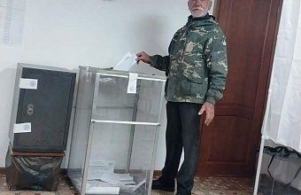 Отцы участников СВО создали праздничную атмосферу на избирательном участке в селе Чохе