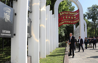 Абдулмуслим Абдулмуслимов возложил цветы к портретам Героев на Аллее Славы в Махачкале