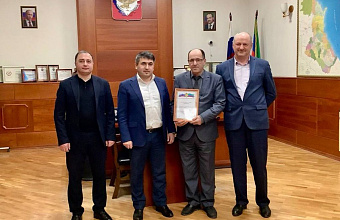 Глава Табасаранского района вручил благодарственное письмо военному комиссару Садыку Мурадалиеву