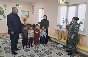 Глава Курахского района оценил условия пребывания детей в детском саду «Алёнушка»