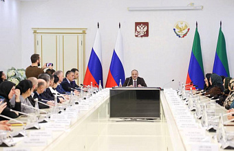 Сергей Меликов вручил матерям участников СВО госнаграды