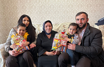 Единороссы Каспийска посетили семьи Героев России и участников СВО в канун праздника
