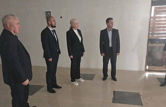 Елена Павлюченко посетила строящуюся школу в селе Хурик