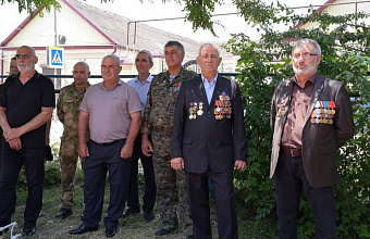 В Хасавюрте открыли мемориальную доску в честь погибшего участника СВО Ислама Толубаева