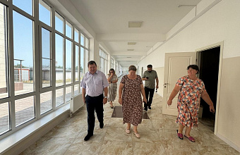 Мэр Кизляра осмотрел новую школу №8, которая откроется 1 сентября